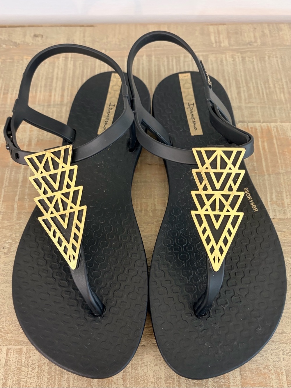 Ipanema Girl’s Black and Gold Sandals, Size 2/3